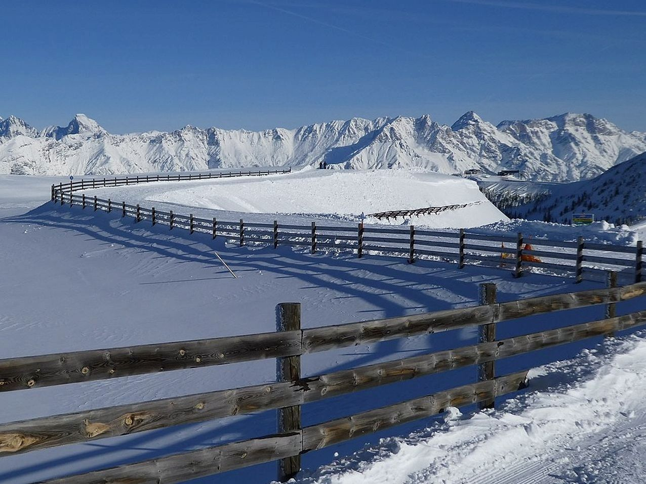 Terreno aperto e nudo sopra gli ultimi alberi del lago tra le montagne